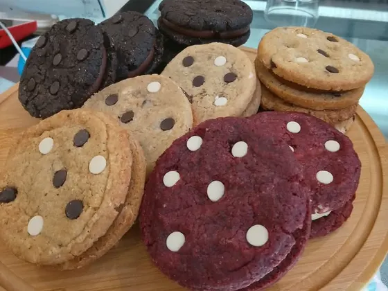 Foto original de unas cookies, sacada con el celular